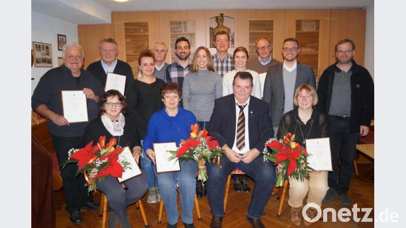 Die Kolpingsfamilie nimmt am Gedenktag ihres Gründers neue Mitglieder auf und ehrt in der Jahreshauptversammlung Jubilare für 40 und 50 Jahre Treue. Vorsitzender Josef Ziegler (vorne, Zweiter von rechts) steht auch die nächsten vier Jahre an der Spitze. Bild: du