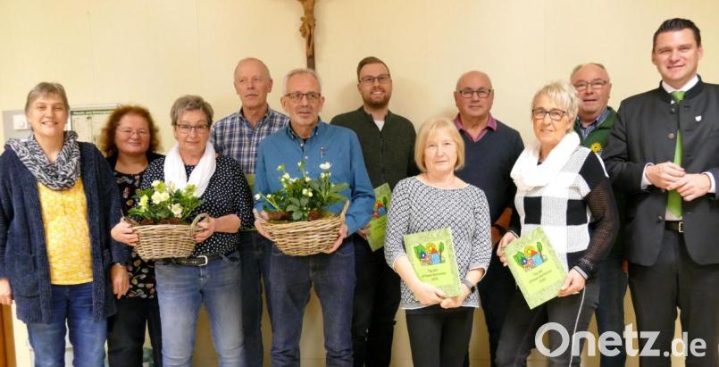 Kreisvorsitzender Landrat Thomas Ebeling (rechts) überreichte gemeinsam mit den Kreisfachberaterinnen Petra und Heidi Schmid (von links) den Gartenbesitzern Blumen, Fotobücher und einen Gutschein für einen Einkauf in einer Baumschule. Bild: Hirsch