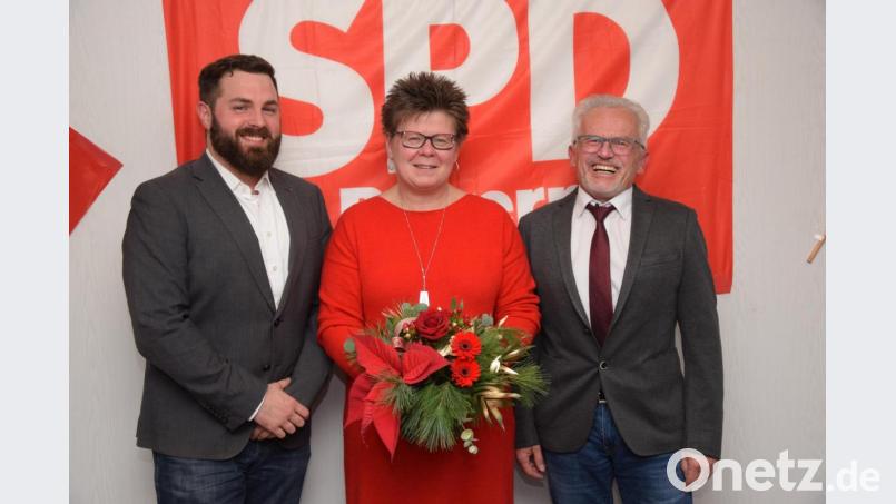 Alfred Wulfänger (rechts) und Sebastian Dippold (links) gratulieren der Bürgermeisterkandidatin Birgit Krug. Bild: fz