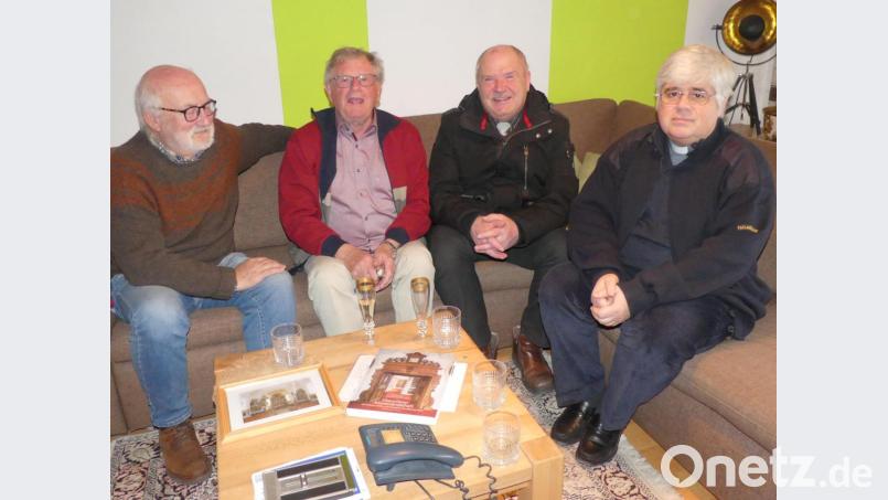 Rege Gespräche führt Jubilar Albert Furtner (Zweiter von links) mit Pfarrer Thomas Jeschner, Bürgermeister Peter Lehr und Karlheinz Keck, den Vorsitzenden des Heimatvereins. Bild: rn