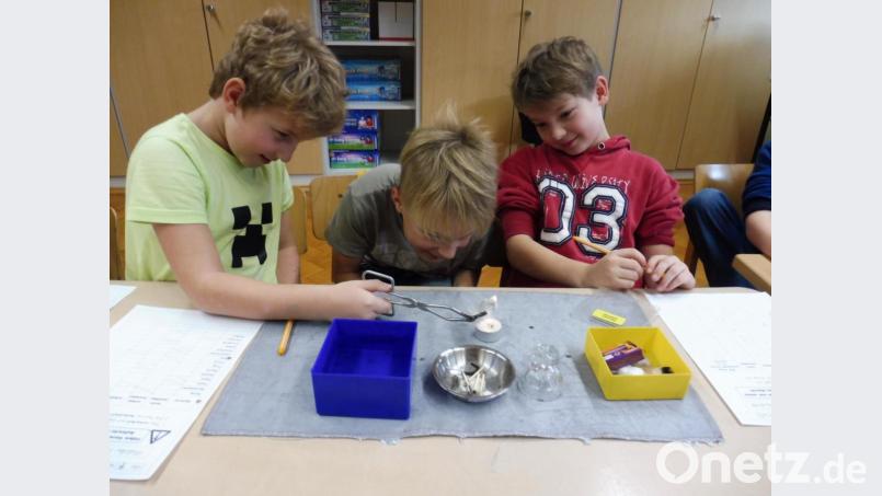 Im Zuge der Brandschutzerziehung durften die Grundschüler auch selbst Experimente durchführen. Bild: Christina Trenner/exb
