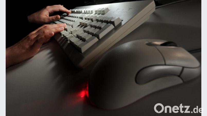 Wenn ein vermeintlicher "Experte" anruft, um übers Telefon Viren von einem Computer zu "entfernen", dann hat man einen Betrüger am Apparat: Darauf macht die Polizei aufmerksam. Ein Landkreisbewohner ist gerade auf diese nicht ganz neue Masche hereingefallen.