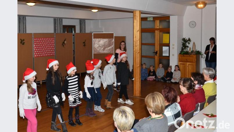 Große Freude bereitet die Kindertanzgruppe &quot;Wild Chixx&quot; unter Leitung von Julia Wittmann (Mitte), während Jutta Reinisch (rechts) durch das Programm führt. Bild: fjo