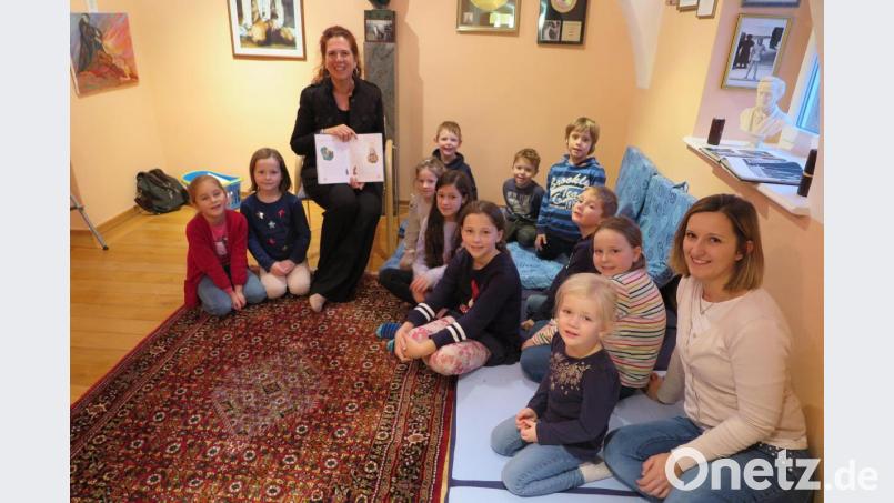 Sehr gut gefallen haben den Kindern die Weihnachtsgeschichten, die ihnen Kerstin Graf (hinten) vorgelesen hat. Bild: jzk