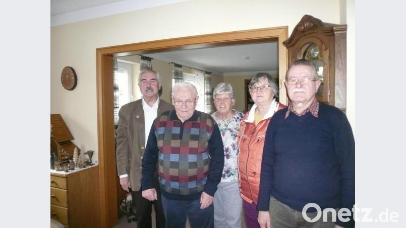 Alfred Grünbauer (zweiter von links) freut sich mit Frau Renate über die Glückwünsche von Bürgermeister Karl-Heinz Preißer (links) und OWV-Vorsitzenden Wolfgang Eimer (rechts). Bild: bey