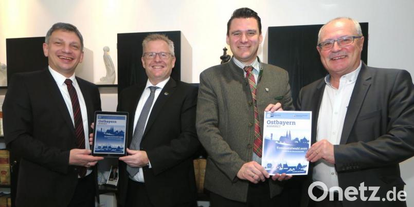 Die IHK-Vertreter Hubert Döpfer (rechts) und Manuel Lischka (links) überreichten Landrat Thomas Ebeling (Zweiter von rechts) und Oberbürgermeister Andreas Feller (Zweiter von links) die Broschüre mit &quot;Impulsen für die Wirtschaftspolitik im Landkreis Schwandorf&quot;. Bild: Hirsch