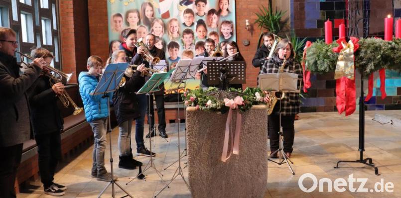 Die erste Kerze am Adventskranz brennt. Für stimmungsvolle Musik zum Familiengottesdienst sorgt die Bläsergruppe um Benno Englhart. Bild: myd