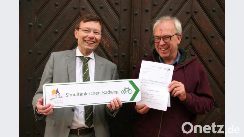 Der Weidener Dekan Wenrich Slenczka (links) und der Vorsitzende des Fördervereins Simultankirchen in der Oberpfalz Hans-Peter Pauckstadt-Künkler (rechts) freuen sich über den positiven Förderbescheid aus dem Amt für Ernährung, Landwirtschaft und Forsten in Neumarkt. Bild: exb/Susanne Götte