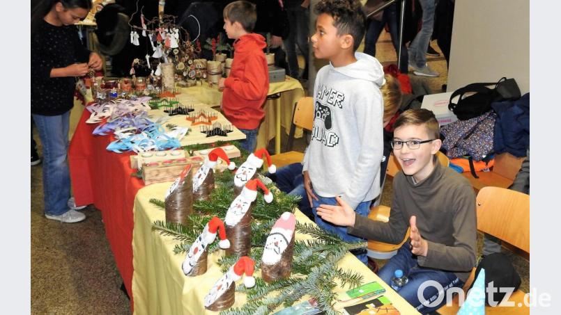 Die Schüler haben schon im Vorfeld fleißig gebastelt und gebacken und freuen sich über viele Käufer. Bild: exb/Irene Sebald