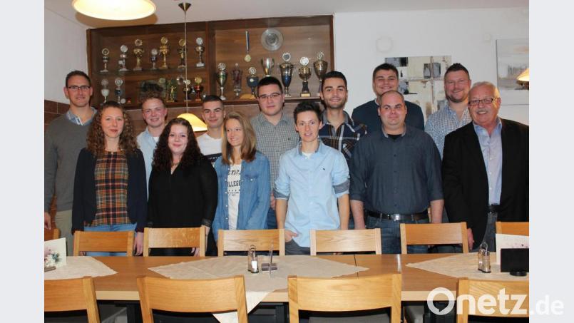 Die Gründungsmitglieder mit Vorsitzendem Johannes Deinzer (zweite Reihe, links), seiner Stellvertreterin Sandra Hörl (erste Reihe, zweite von links) und stellvertretendem CUU-Vorsitzenden Johann Kaiser (rechts). Bild: cs
