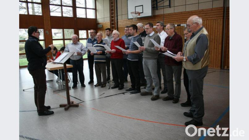 Der Gesang- und Orchesterverein bereicherte die Adventsfeier des Roten Kreuzes in der Steinwaldhalle. Bild: roh