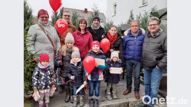 Die Stadtratskandiaten der Pressather SPD und Bürgermeister Werner Walberer gratulieren den Kindern, deren Luftballon am weitesten flog. Bild: exb/Sabine Eichermüller