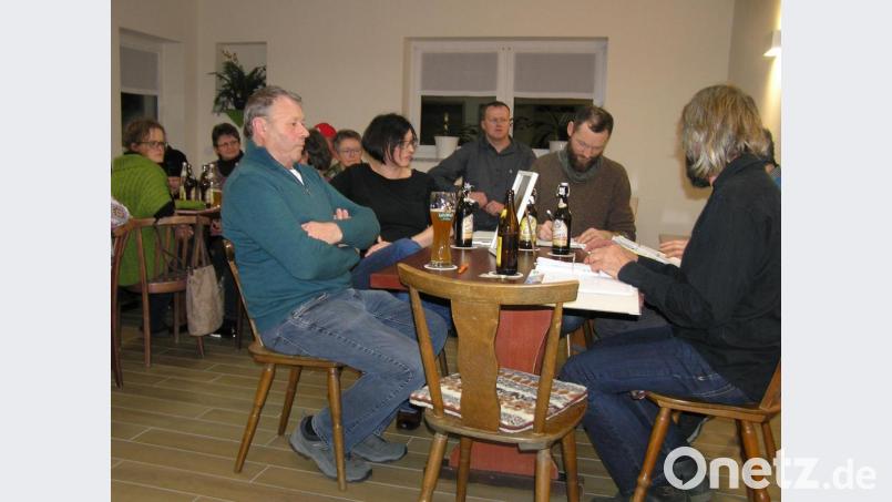 Zahlreiche Mitglieder der Ortsgemeinschaft Wernersreuth fanden sich im Gemeinschaftshaus ein und lauschten den Berichten der Vorstandschaft (am Tisch rechts). Bild: öt
