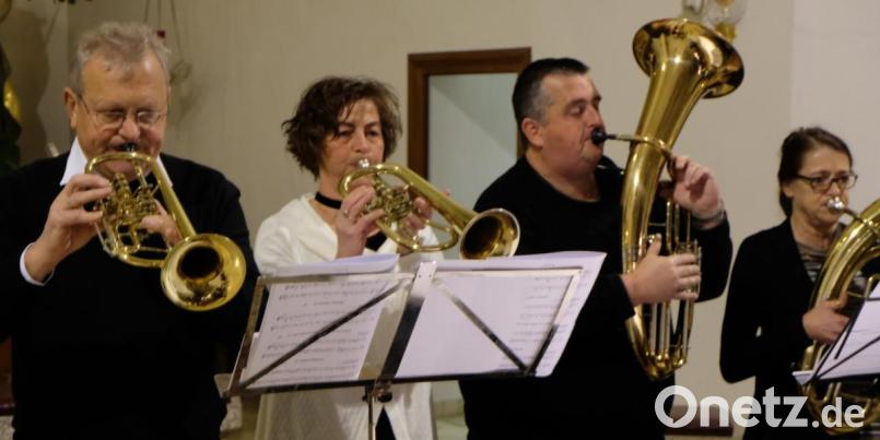 Mit " Hiaz is der rauhe Winter da " begrüßten die Bläser der Stadtkapelle Pleystein die Besucher zum 6. Adventssingen der Volksbank Raiffeisenbank Nordoberpfalz in der katholischen Pfarrkirche St. Johannes. Bild: le