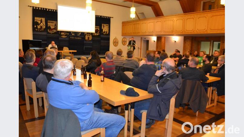 Bürgermeister Hermann Ach schilderte die Situation des Marktes Moosbach, informierte über Zukunftsprojekte und stellte sich den Fragen der Bürger. Bild: gi
