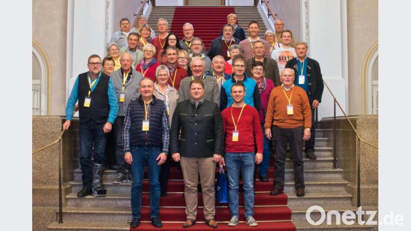 Im Maximilianeum stellten sich die Teilnehmer der Informationsfahrt zum Erinnerungsfoto. Ganz vorne im Bild (von links) Schützenmeister Wolfgang Friedl, Zweiter Bürgermeister Stefan Grillmeier und Organisator Karl Krasser. Bild: exb