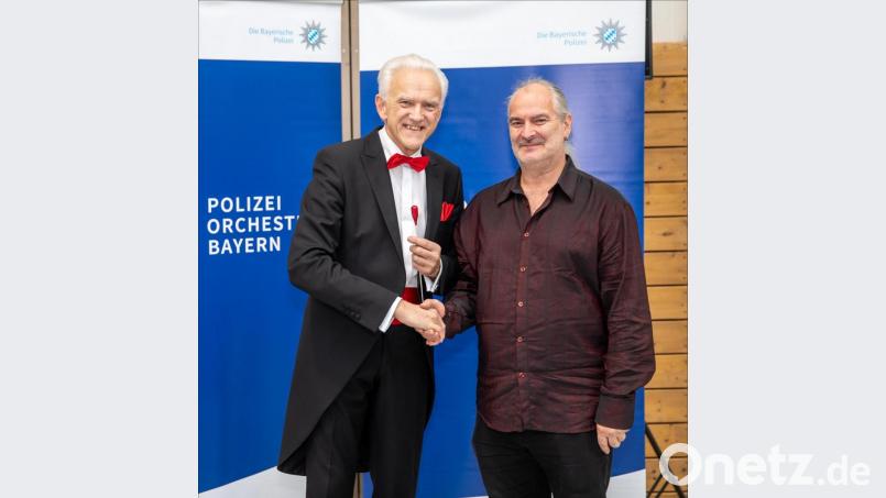 Der Dirigent des Polizeiorchesters Bayern, Professor Johann Mösenbichler (links), und Gerhard Böller von der Blasmusik freuen sich auf den Gastauftritt des Polizeiorchesters in Gebenbach. Bild: exb/Epp