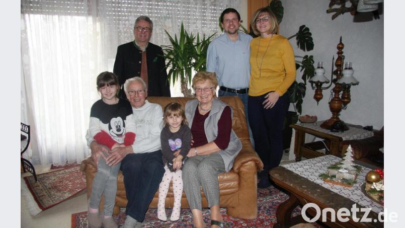 Wilhelm Sturm freute sich über die Glückwünsche zu seinem 80. Geburtstag. Im Bild (hinten von links) Bürgermeister Toni Dutz, Oliver und Kathrin Sturm, (vorne von links) Enkelin Sophie, Wilhelm Sturm, Enkelin Franziska und Renate Sturm. Bild: wro