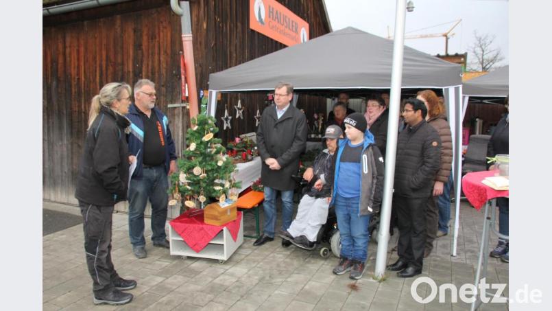 Sonja Schlagenhaufer-Götz (links) stellte die Spendenaktion „Nottersdorfer Baum“ vor. Als Ehrengäste waren auch Bürgermeister Martin Prey (Dritter von links) und Kaplan William Akkala (rechts) gekommen. Bild: frd