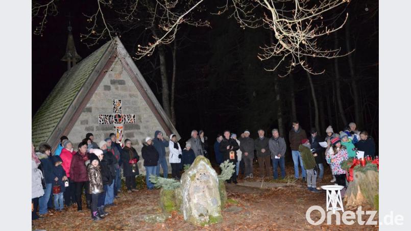 Adventslieder und besinnliche Weisen sorgen beim ersten Adventsfenster für heimelige Stimmung bei der Kapelle am Roten Kreuz. Dazu lud die Feuerwehr und die Dorfgemeinschaft Etzgersrieth ein. Bild: gi