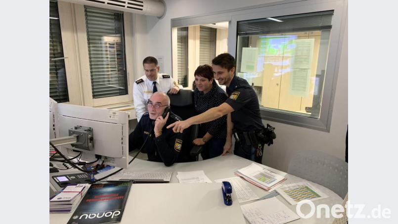 Inspektionsleiter Thomas Lachner (links), Hauptkommissar Reinhold Koch (sitzend) und Kommissar Willibald Geuppert (rechts) erklären der Landtagsabgeordneten Anna Toman die Arbeitsabläufe der Ordnungshüter. Bild: Tobias Kederer