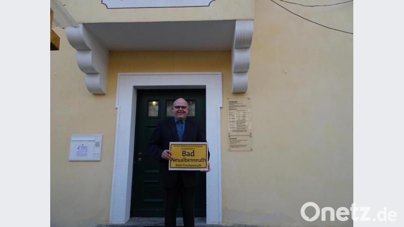 Aus Neualbenreuth wird Bad Neualbenreuth: Bürgermeister Klaus Meyer hat für Fotos mittlerweile ein kleines Schild zur Hand. Bild: rti