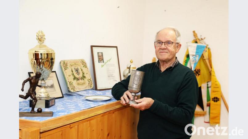 Museumsleiter Manfred Klöble vor einigen interessanten Exponaten der neuen Sonderausstellung &quot;Tradition und Vielfalt - Unserere Vereine&quot;, die ab morgen im Heimat- und Bergbaumuseum zu sehen ist. Bild: JOCHEN NEUMANN 
ERBENDORF