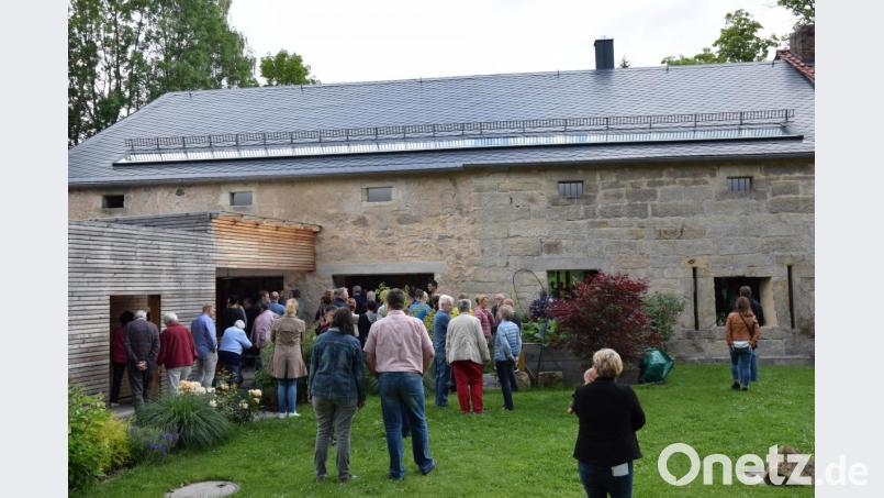 Die Anbauten in Holzbauweise an die Gemäuer der beiden Scheunen werden besonders vom Blick aus dem Garten auf das Anwesen deutlich. Archivbild: mde