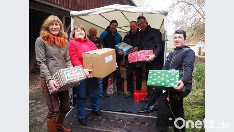 Die Vertreter der Pfarreiengemeinschaft übergaben insgesamt 293 kleine und große Pakete an Hans Karl für die Notleidenden auf dem Balkan. Pünktlich zu Weihnachten werden die Päckchen in Bosnien für große Freude sorgen.