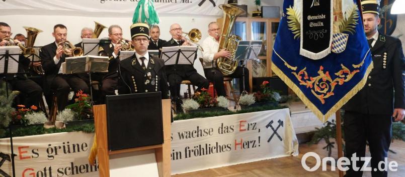 Die Knappenkapelle Schwarzenfeld unter der Leitung von Günther Jankowiak intonierte das Steigerlied und Vorsitzender des Knappenvereins Stulln/Schwarzenfeld, Jürgen Ferschl (am Rednerpult). verlas bei gesenkter Fahne die Namen der verstorbenen Mitglieder Josef Lobenhofer, Eduard Zinkl, Josef Schmidt. Ehrenmitglied Hagen Lehnerdt und von außerordentlichen Mitglied Andreas Frischholz.: Bild: ohr