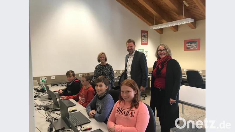Rektorin Gabriele Krettner (von links), Bürgermeister Alwin Märkl und Konrektorin Andrea Widder freuen sich über die neue digitale Ausstattung. Bild: exb