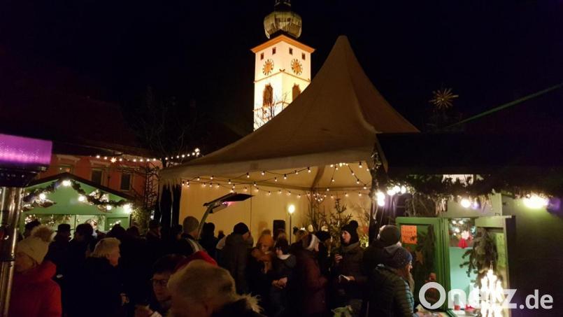 Am Dienstag starten die „Betthupferlgeschichten beim Christbaum“. Am oberen Marktplatz ist auch wieder eine kleine Budenstadt aufgebaut. Im vergangenen Jahr (Bild) fand die Veranstaltung großen Zuspruch. Bild: Stadtmarketing Tirschenreuth/exb