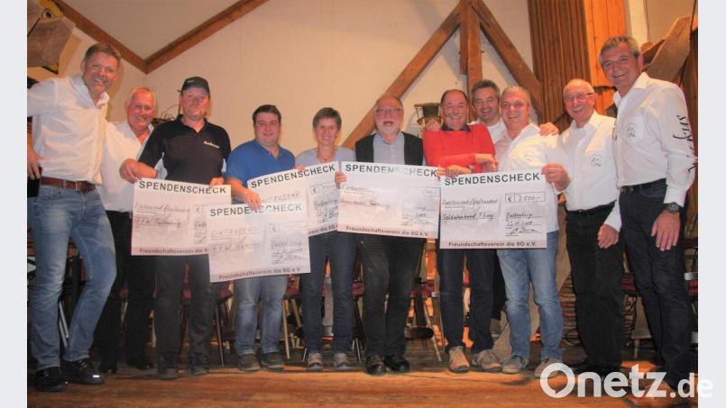 Über insgesamt 7500 Euro aus dem Festival-Erlös freuten sich die dankbaren Empfänger, die zum Helferfest des Freundschaftsvereins „6 G“ in den Kramerstodl eingeladen waren. Bild: wro