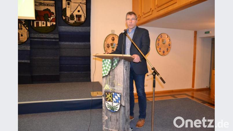 Bürgermeister Hermann Ach schilderte die Situation des Marktes Moosbach, informierte über Zukunftsprojekte und stellte sich den Fragen der Bürger. Bild: gi