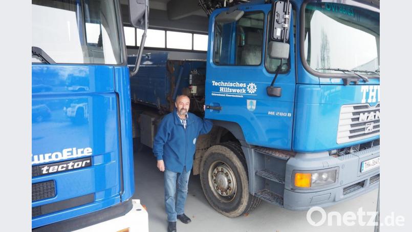 Hans Deyerl möchte den Lastwagen mit Kran im THW-Fuhrpark nicht missen. Für das über 20 Jahre alte, reparaturanfällige Fahrzeug (rechts) ist Ersatz in Reichweite. Bild: bl