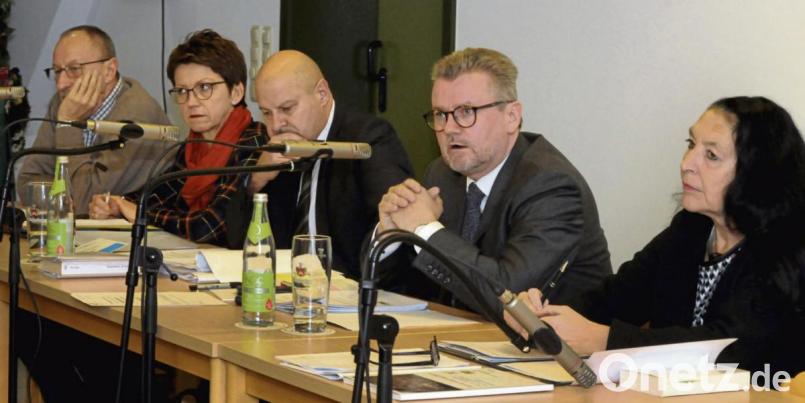 Bürgermeister Michael Göth (Zweiter von rechts) stand mit seinen Amtsleitern Rede und Antwort. Bild: Huber