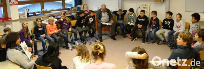 Bürgermeister Heinz Weigl las den Kindern der Ganztagsklasse 3/4 im Rahmen des bundesweiten Vorlesetages vor. Bild: weu