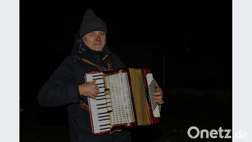 Mit Unterstützung von Gerd Schmid am Akkordeon stimmten die kleinen und die großen Besucher gemeinsam eine weihnachtliche Weise an. Bild: Roland Wellenhoefer