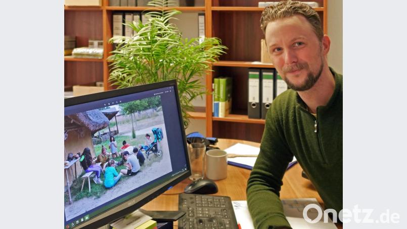 Archäologe Martin Fischer vom Verein Via Carolina organisierte die Archäo-Wochen. Auf seinem Bildschirm ist ein Foto der Veranstaltung zu sehen. Bild: tr