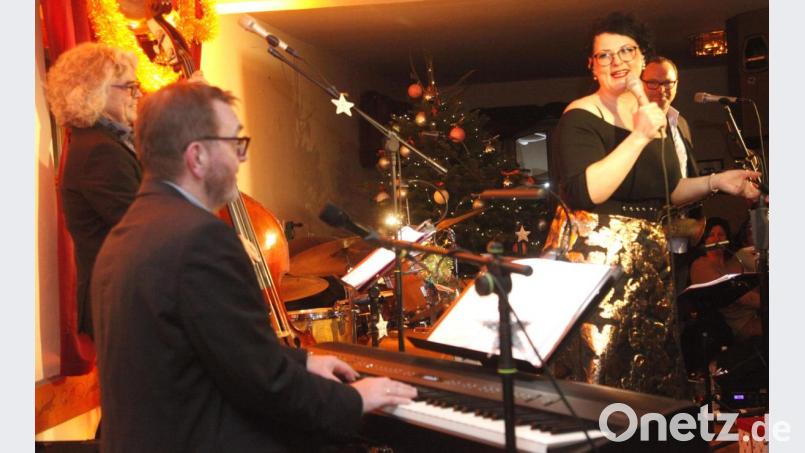 Sängerin Steffi Denk trat mit ihren Freunden zum vierten Mal mit einem "Christmas-Spezial" in der Fronberger Brauereiwirtschaft auf. Bild: Hirsch