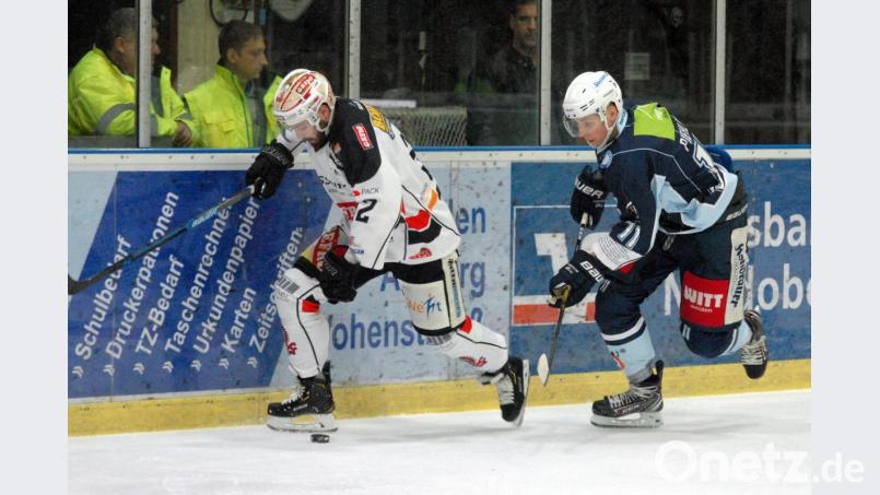 Nach einer 2:0-Führung unterlagen die Blue Devils am Freitagabend bei Spitzenreiter ECDC Memmingen mit 2:3 nach Verlängerung. Kevin Piehler (rechts, Szene aus dem Hinspiel, das die Weidener zu Hause mit 2:4 verloren) erzielte in der 25. Minute das 1:0 für die Oberpfälzer. Bild: gb