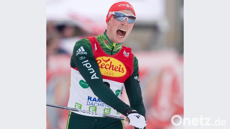 Eric Frenzel in gewohnter Jubelpose: Über seine Erfolge, seine Rennen, aber auch seinen Alltag wird der Weltklasse-Kombinierer künftig in einer Kolumnen-Serie berichten. Bild: Georg Hochmuth/dpa