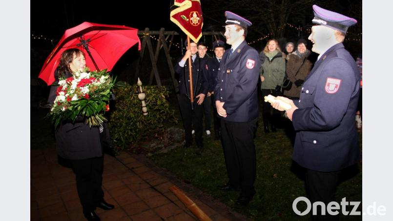 Bundestagsabgeordnete Marianne Schieder hat die Bitte auf Übernahme der Schirmherrschaft angenommen, sehr zur Freude von Feuerwehr-Vorsitzendem Reinhard Schneeberger und Kommandant Michael Rückl (von rechts). Bild: boj