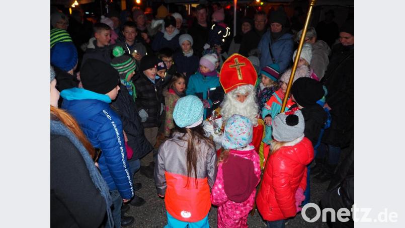 Viel zu tun hat der Nikolaus, um allen Kinden bei der Dorfweihnacht Moos ein Geschenk zu gegen. Bild: wmi