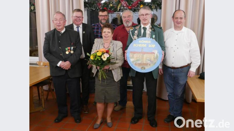 Schützenpräsident Hanns-Peter Oechsner (links) und OB Michael Cerny (rechts daneben) gratulieren den neuen Würdenträgern der Feuerschützengesellschaft (weiter von links): Zweiter Ritter Oliver Kollmannsberger, Schützenliesl Margit Meyer, Erster Ritter Rudolf Kollmannsberger, Schützenkönig Alois Dittrich und Schützenmeister Peter Hüttner. Bild: lj