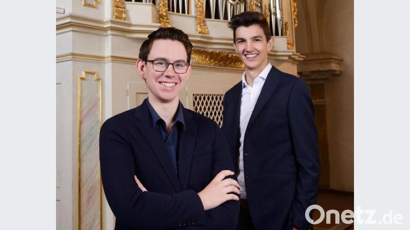 Markus Mathy und David Kirschsieper (rechts) am Spieltisch der Kubak-Orgel in der Stadtpfarrkirche Vohenstrauß. Die beiden Schüler spenden die Hälfte des Erlöses (500 Euro) aus ihrem Konzert dort an &quot;Lichtblicke&quot;. Bild: vv