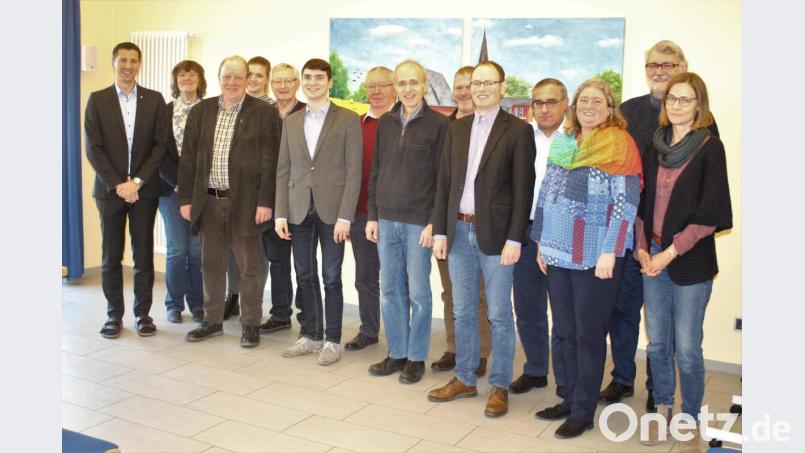 Die neuen Regionalkantoren Rudolf Fischer (Vierter von links) und Florian Schuster (Fünfter von links) stellten sich den Dekanatskirchenmusikern vor. Bild: ral
