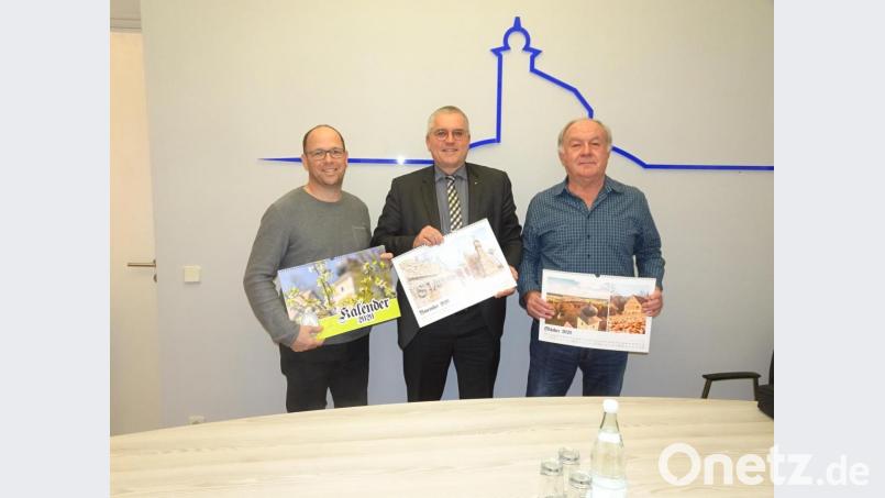 Josef Hösl (rechts) und Robert Kostner übergaben den OWV-Jahreskalender 2020 an Bürgermeister Richard Tischler. Bild: hm