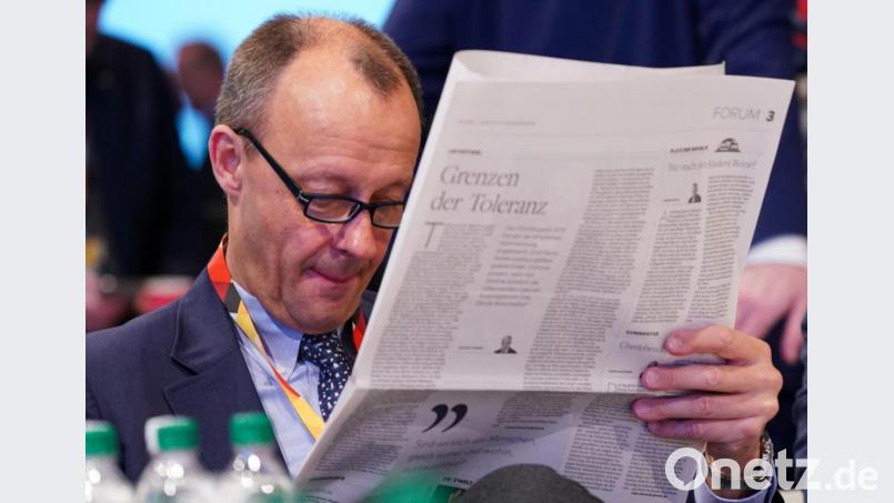 Prominenter Zeitungsleser: Friedrich Merz macht Schmöker-Pause beim CDU-Bundesparteitag in Leipzig. Archivbild: Kay Nietfeld/dpa