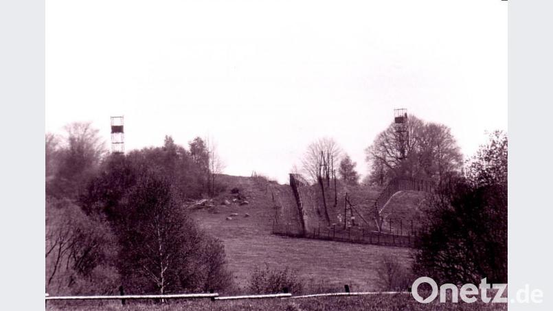 Ein zweireihiger Sicherungszaun verlief auf tschechischer Seite entlang der mit Wachtürmen gesäumten Grenze und die PS-Unterkunft in Zelezna wurde mit einem dritten Zaun gesichert. Bild: gz (Archiv)